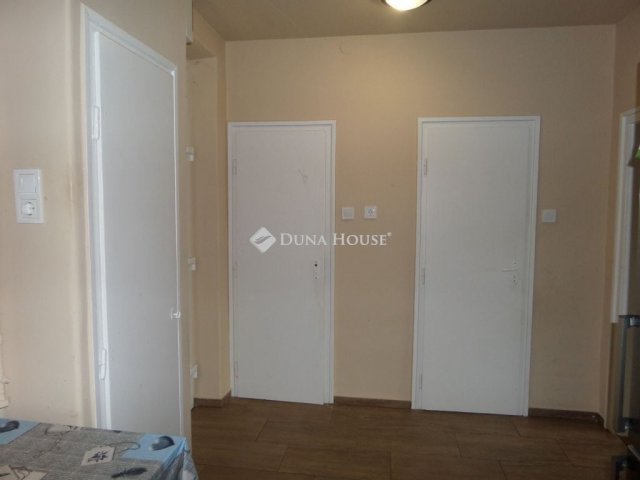 Eladó téglalakás, Pécsett 37.8 M Ft, 2 szobás