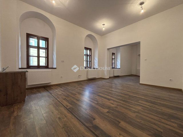 Eladó téglalakás, Sopronban 59.9 M Ft, 1 szobás