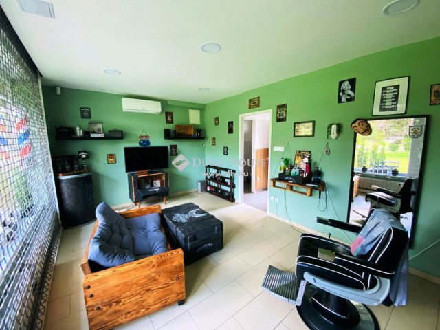 Eladó üzlethelyiség, Tápiószecsőn 176 M Ft