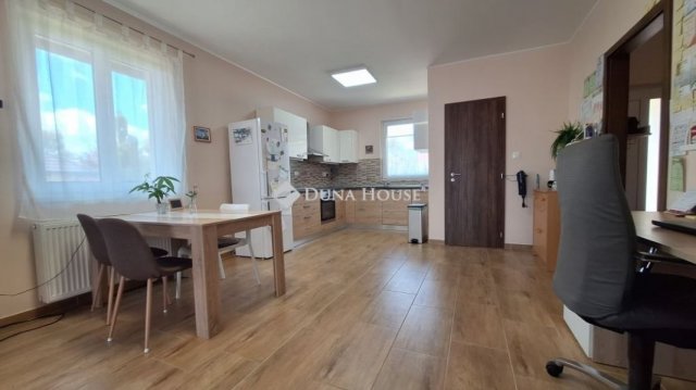 Eladó családi ház, Sukorón 129.99 M Ft, 5 szobás
