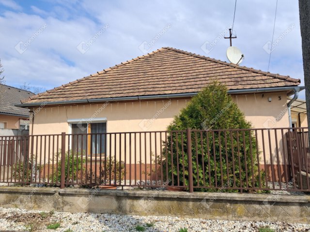 Eladó családi ház, Ácson 47.5 M Ft, 4 szobás