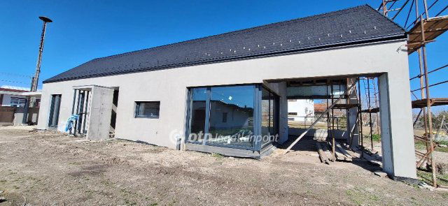 Eladó családi ház, Kiskőrösön 79.9 M Ft, 1 szobás