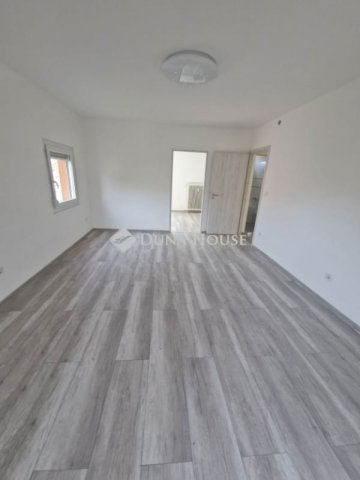 Eladó panellakás, Pécsett 55.9 M Ft, 2 szobás