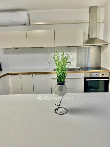 Eladó téglalakás, Komlón 35.4 M Ft, 2 szobás