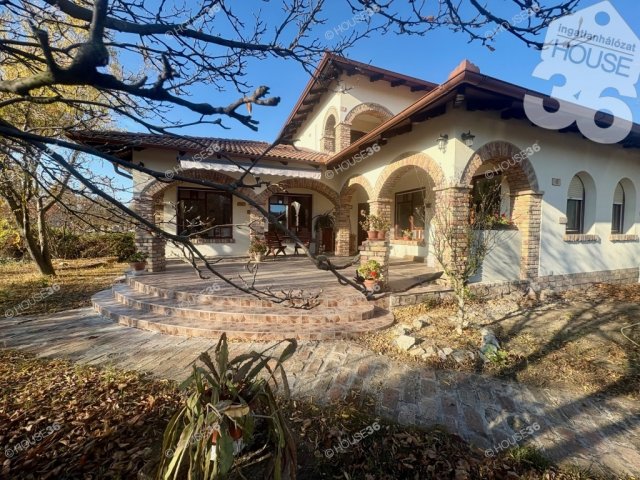 Eladó családi ház, Felsőlajoson 100 M Ft, 4 szobás