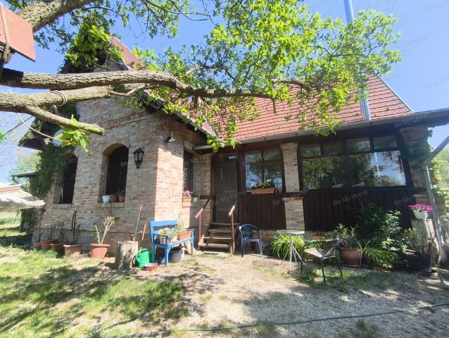 Eladó családi ház, Vácegresen 279.9 M Ft, 6 szobás