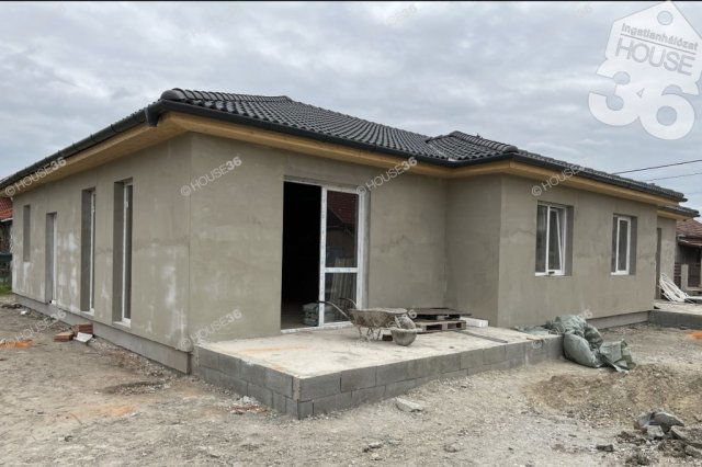 Eladó ikerház, Szolnokon 69.9 M Ft, 4 szobás