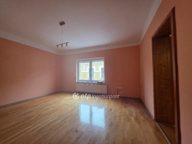 Eladó családi ház, Pápán 89.9 M Ft, 3 szobás