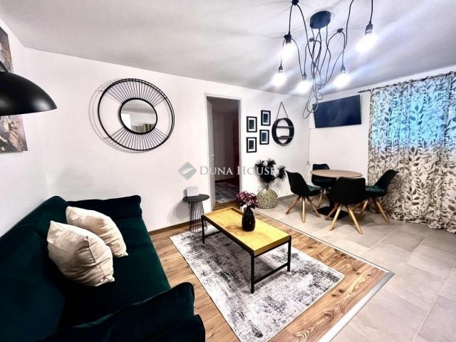 Eladó téglalakás, Pécsett 49.9 M Ft, 3 szobás