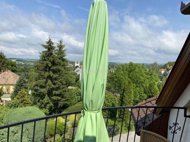 Eladó családi ház, Zircen 265 M Ft, 4 szobás