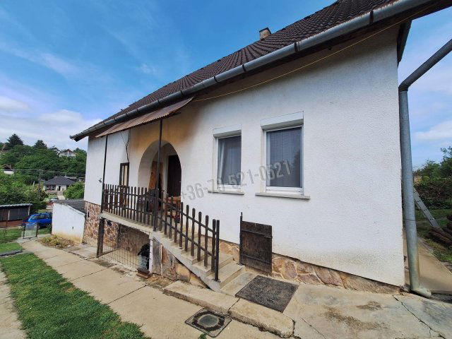 Eladó családi ház, Pécsett 64.99 M Ft, 2 szobás