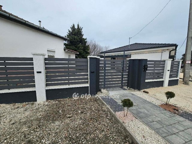 Eladó családi ház, Szolnokon 60 M Ft, 3 szobás