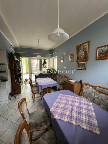 Eladó családi ház, Balatonföldváron 199.9 M Ft, 9 szobás