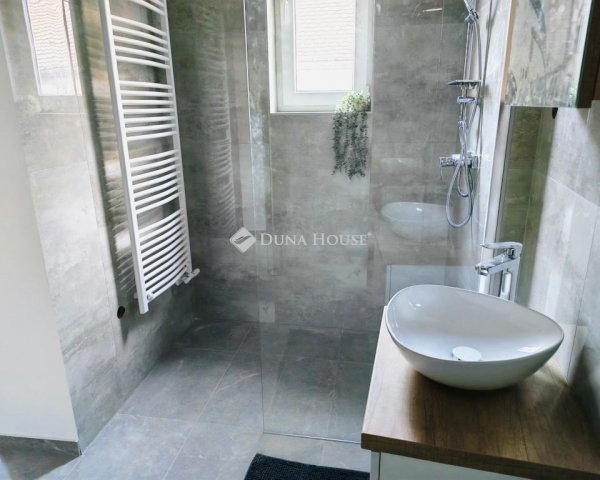 Eladó téglalakás, Pécsett 69.9 M Ft, 3 szobás