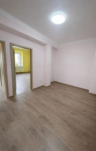 Eladó téglalakás, Komlón, Zrínyi téren 50 M Ft, 4 szobás