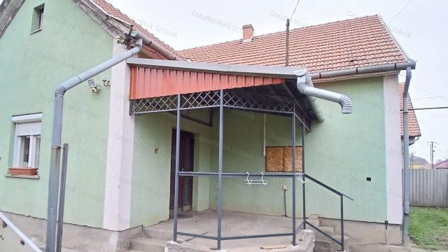 Eladó családi ház, Tiszaföldváron 29.8 M Ft, 3 szobás
