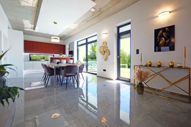 Eladó családi ház, Vácon 349.9 M Ft, 6 szobás