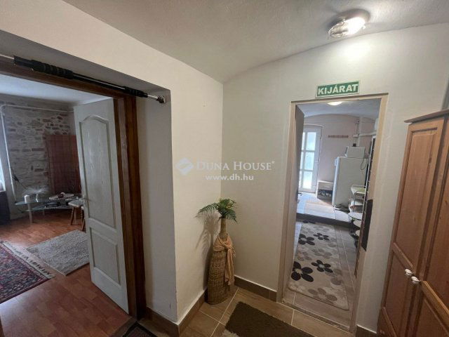 Eladó családi ház, Pécsett 99 M Ft, 6 szobás