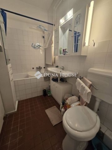 Eladó téglalakás, Pécsett 68.9 M Ft, 4 szobás