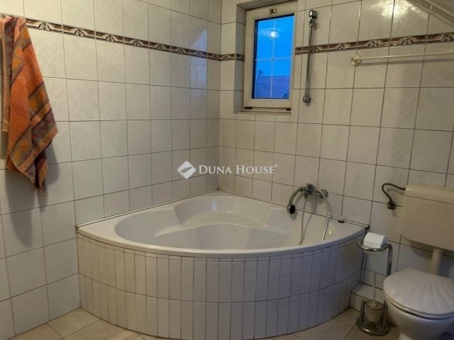 Eladó családi ház, Vecsésen 145 M Ft, 9 szobás