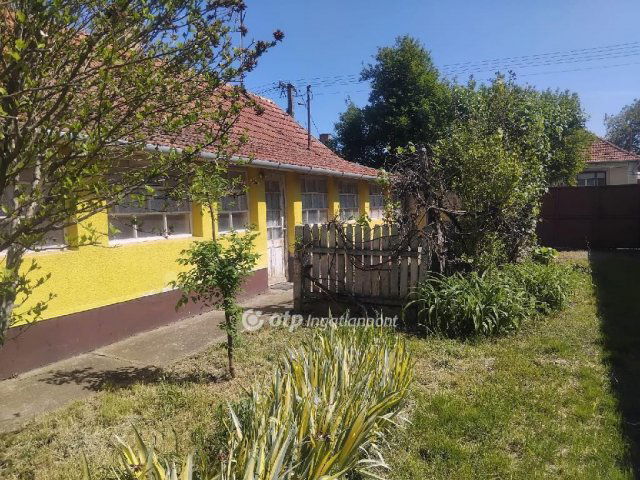 Eladó családi ház, Hajdúböszörményen 27 M Ft, 2 szobás