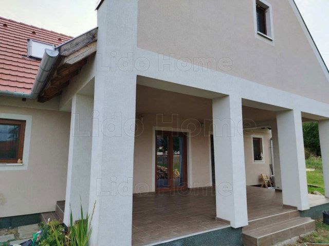 Eladó családi ház, Felsőörsön 119.75 M Ft, 5 szobás