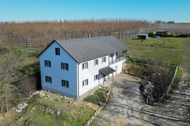 Eladó családi ház, Tabajdon 129.9 M Ft, 7 szobás