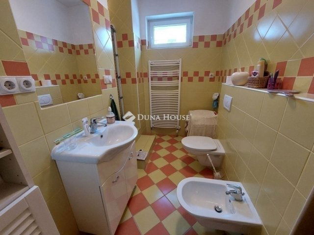 Eladó családi ház, Budapesten, III. kerületben 230 M Ft