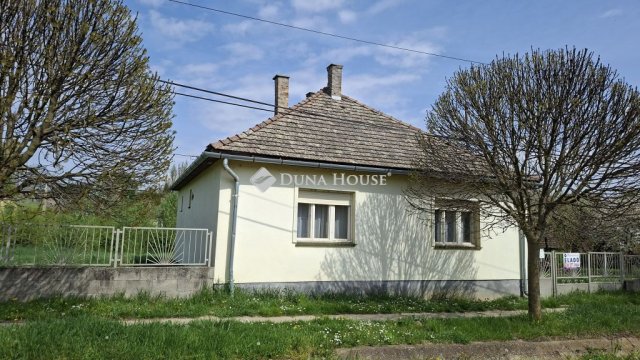 Eladó családi ház, Szakcson 9.5 M Ft, 3 szobás