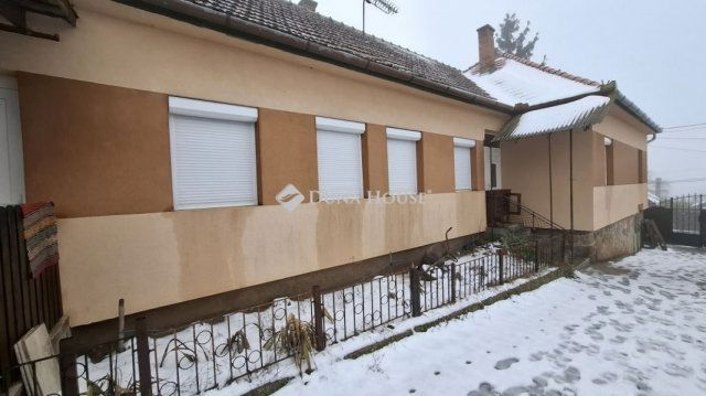Eladó családi ház, Vácegresen 68.5 M Ft, 4 szobás