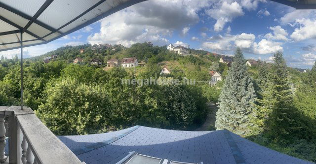 Eladó családi ház, Sukorón 150 M Ft, 13+2 szobás
