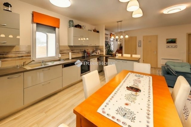 Eladó családi ház, Kecskeméten 82.9 M Ft, 4 szobás