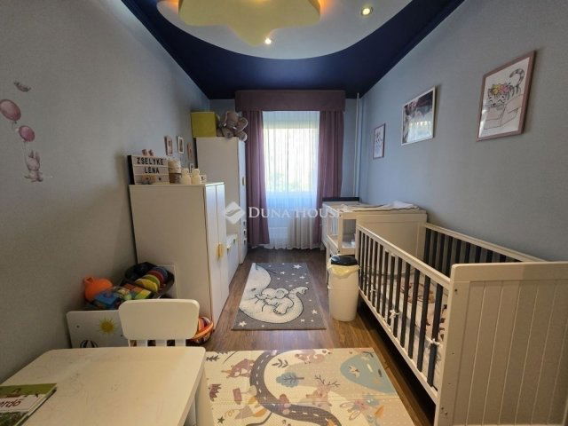 Eladó panellakás, Pécsett 47.9 M Ft, 4 szobás