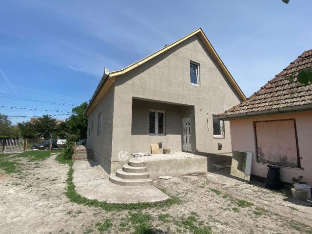 Eladó családi ház, Újszászon 29.9 M Ft, 4 szobás