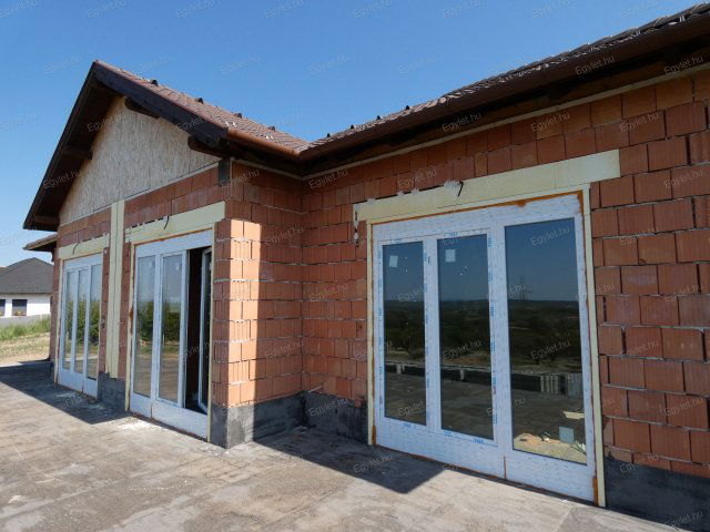 Eladó ikerház, Szadán 103.8 M Ft, 4 szobás