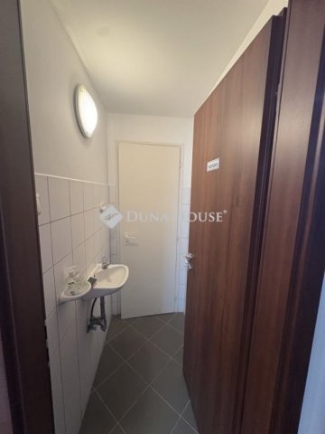 Eladó téglalakás, Pécsett 86 M Ft, 4 szobás