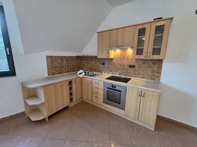Eladó téglalakás, Veszprémben 90 M Ft, 4 szobás