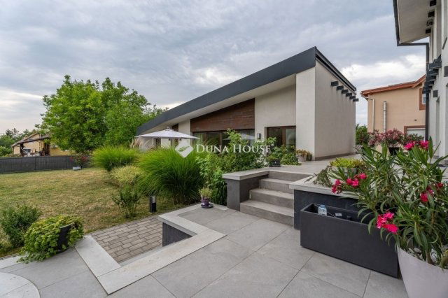 Eladó családi ház, Biatorbágyon 349 M Ft, 8 szobás