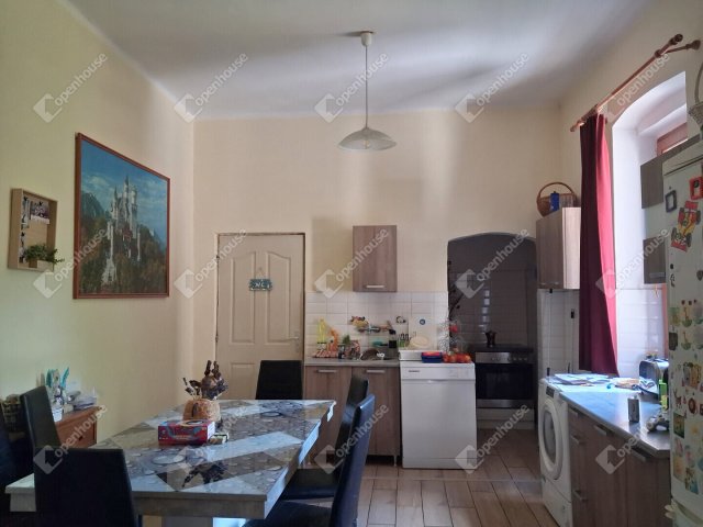 Eladó családi ház, Komáromban 60 M Ft, 3 szobás