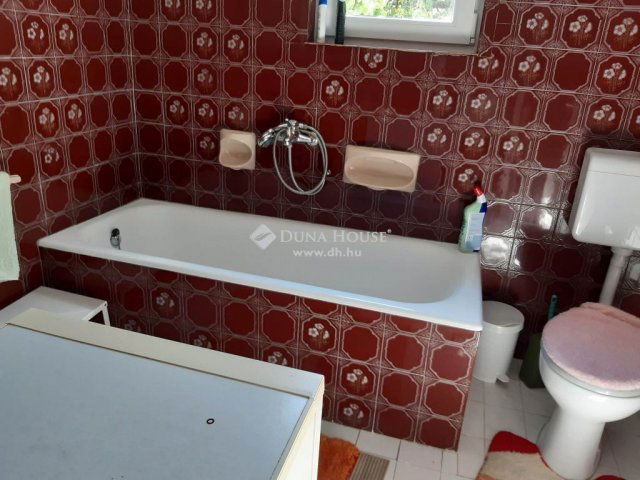 Eladó családi ház, Dunaalmáson 69.9 M Ft, 6 szobás