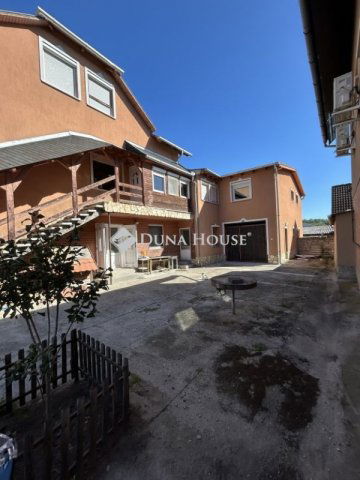 Eladó családi ház, Dunaföldváron 250 M Ft, 6 szobás