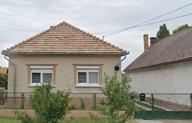 Eladó családi ház, Gönyűn 35 M Ft, 2 szobás