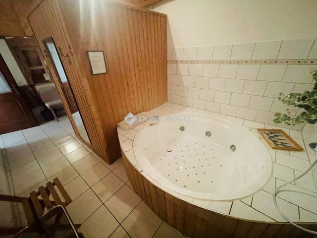 Eladó családi ház, Egerben 150 M Ft, 9 szobás