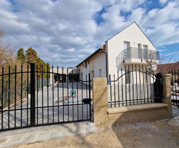 Eladó téglalakás, Csopakon 170 M Ft, 5 szobás