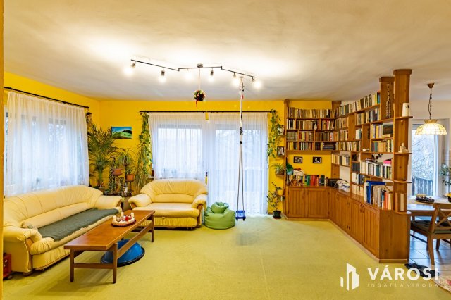 Eladó családi ház, Ürömön 259.9 M Ft, 9 szobás