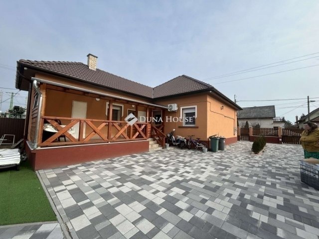 Eladó családi ház, Vecsésen 120 M Ft, 3 szobás