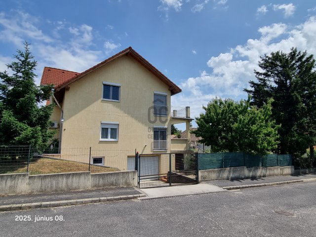 Eladó téglalakás, Balatonalmádiban 87 M Ft, 3 szobás