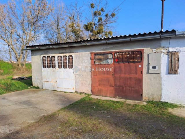 Eladó garázs, Mohácson, Újváros utcában 4.5 M Ft