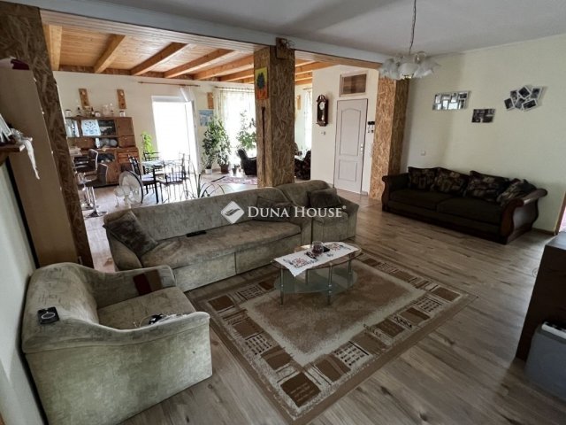 Eladó családi ház, Sárbogárdon 65.5 M Ft, 5 szobás