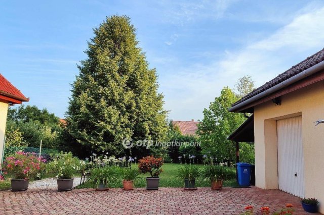 Eladó családi ház, Siklóson 77.9 M Ft, 3 szobás